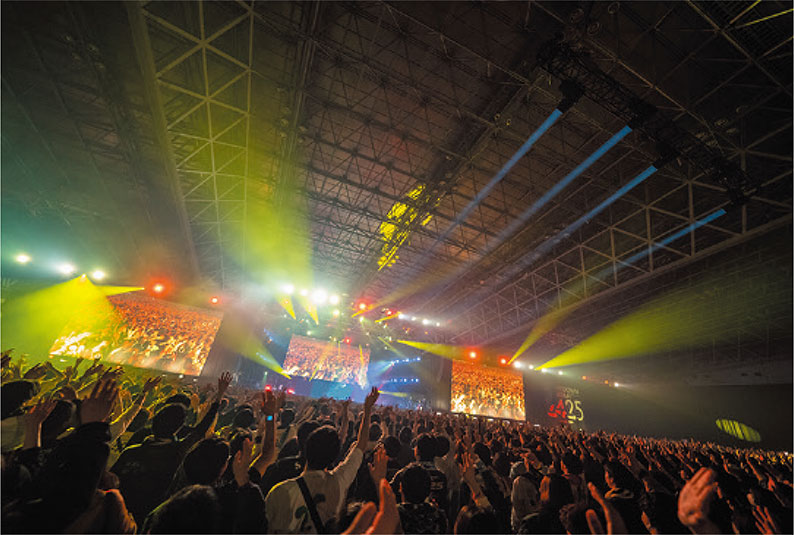 『COUNTDOWN JAPAN 24/25』最大のステージEARTH STAGEの様子。メイン・スピーカーとディレイ・スピーカーにMARTIN AUDIOのMLAシリーズ、サイドフィルにWPMシリーズ、サブウーファーにMLXを採用している