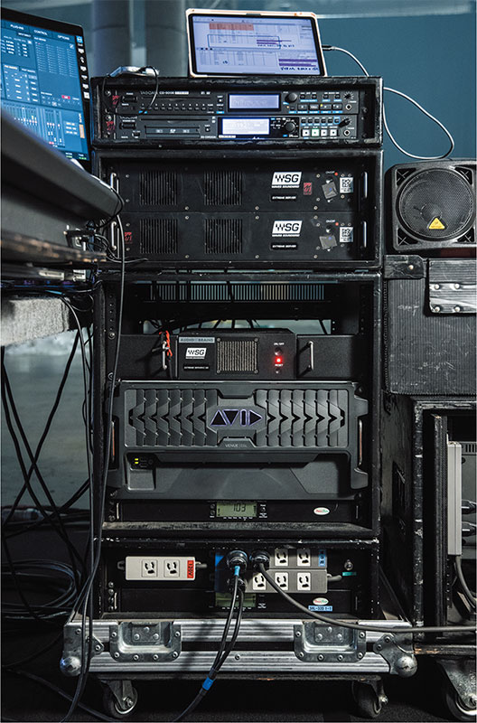 B卓の横に設置されたラック。エンジンはVENUE｜E6L-192が採用されている。エンジンの上部には、WAVESのプラグインを使用するためのWAVES SoundGrid Extreme Serverの姿が見える