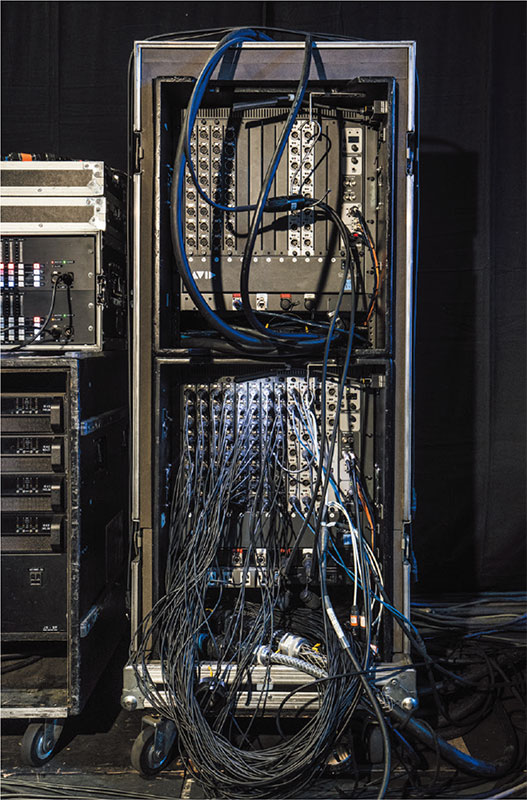 EARTH STAGE上手には、I/OラックAvid Stage 64を2台設置。こちらの信号はA卓に伝送される。下手にはB卓用に同じセットが組まれている