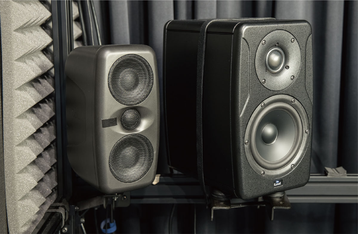左がメイン・スピーカーとして採用されたiLoud MTM。右がiLoud Precision 5。フロントL/Rの2本のみ、この2モデルで音響の変化などを検討している