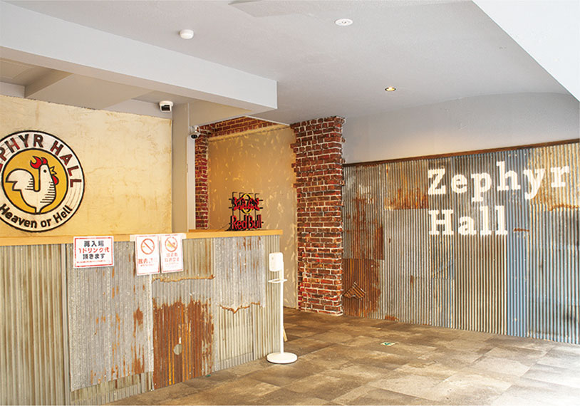 Zephyr Hallのエントランス。レンガやサビの入ったトタンがビンテージな雰囲気を醸し出している