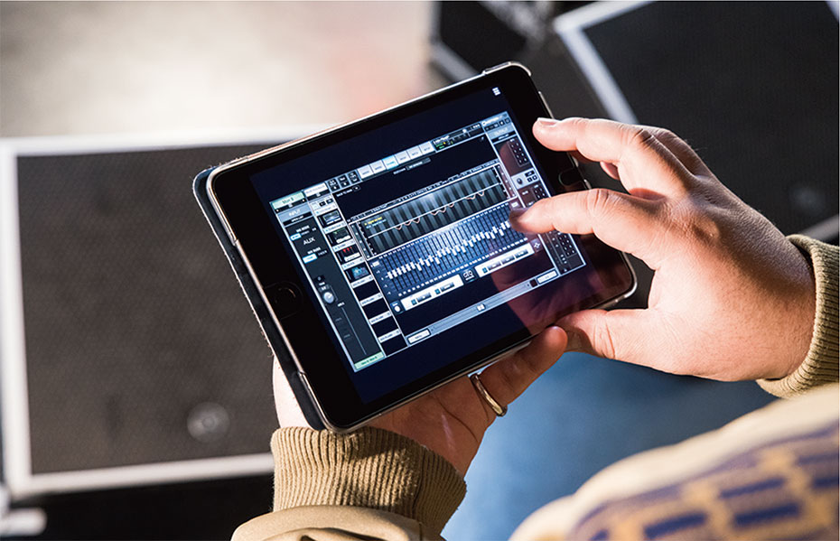 アプリMyRemoteを使うと、タブレットやスマホでeMotion LV1が操作可能。ステージから音の調整を行ったり、アーティストが自らイヤモニの調整を行ったりできる