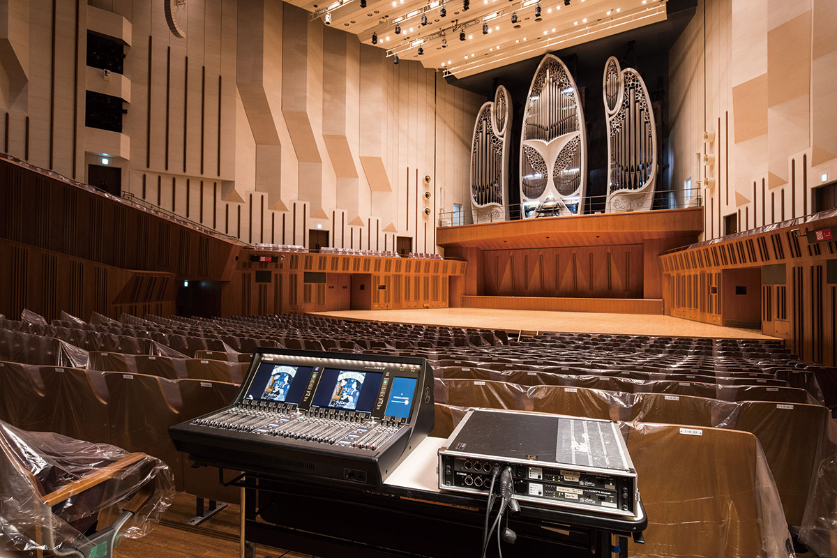 今回の取材は、東京芸術劇場の改修工事期間中に行われた。この写真は2024年度 全国共同制作オペラ『ラ・ボエーム』東京公演時に客席で仕込みを行っていた様子を再現したもの。改修明けにどんなサウンドを聴かせてくれるか楽しみだ