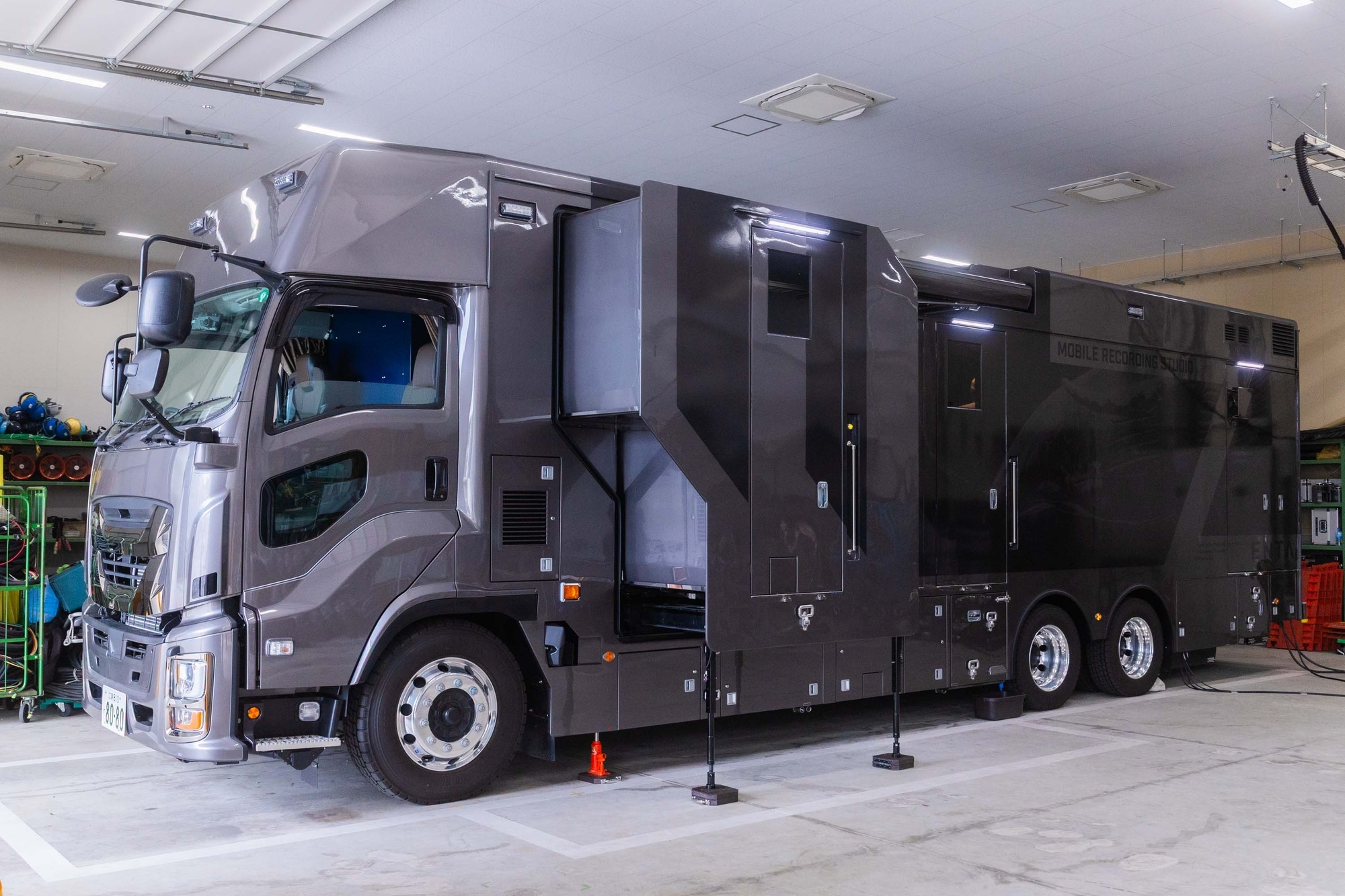 WOWOW、最新技術搭載の新音声中継車を公開――ハイレゾ＆イマーシブ対応でライブ中継の未来を切り拓く