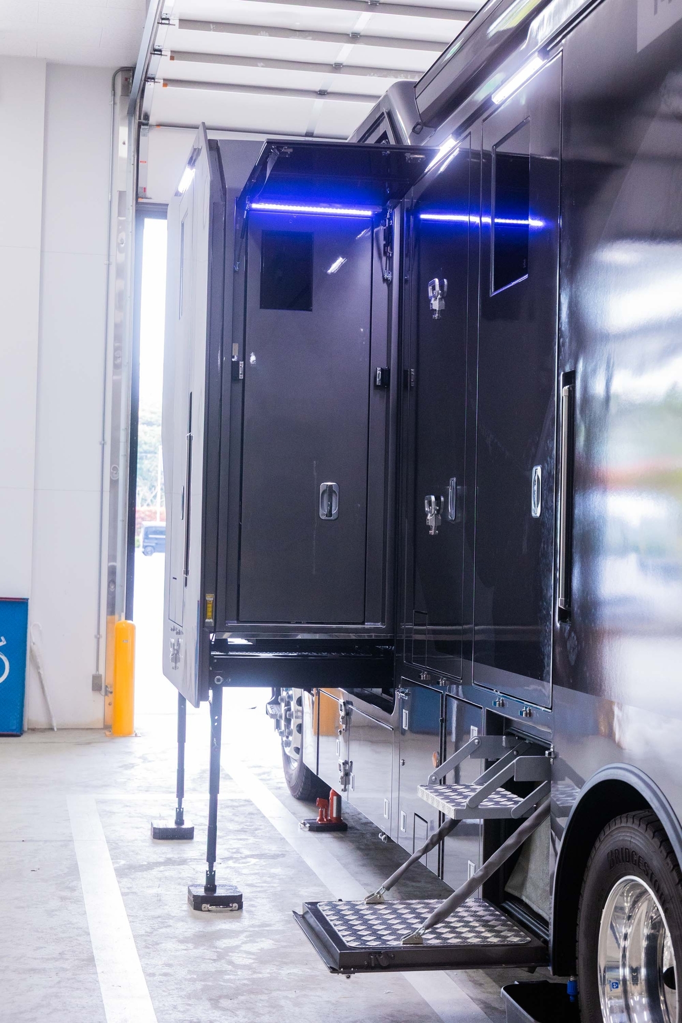 新音声中継車は、Room-Bの作業スペースを拡大可能