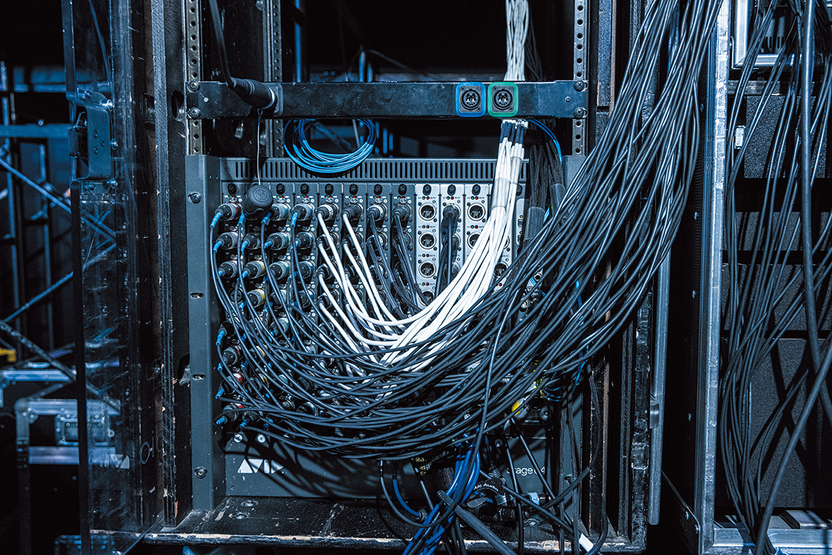 ステージ袖のI/Oラック、Avid Stage 64。インプット総数は50ch以上に及ぶ