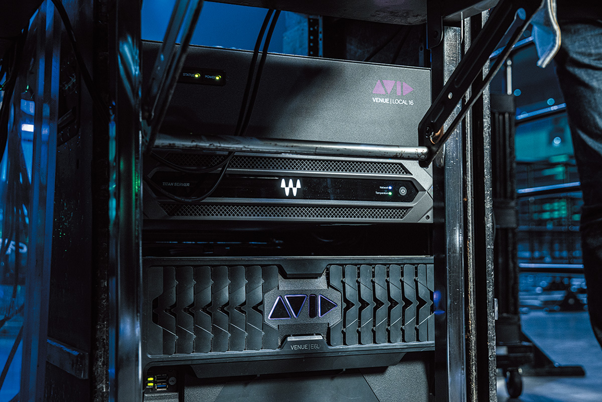 FOHコンソール脇のラック。上から、I/OラックのAvid Local 16、WAVES Titan SoundGrid Server、S6Lシステム・エンジンのAvid VENUE | E6L-192を格納する