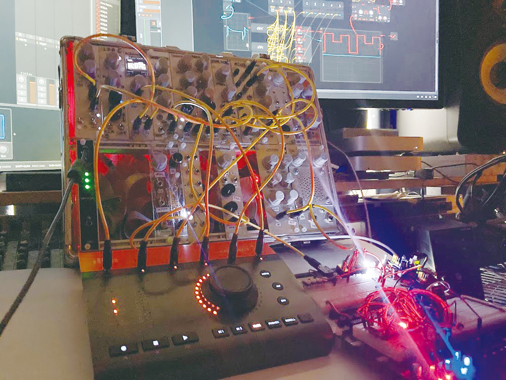 筆者が自作したユーロラック規格のモジュラー・シンセをConnect 4/12につなげて試した様子