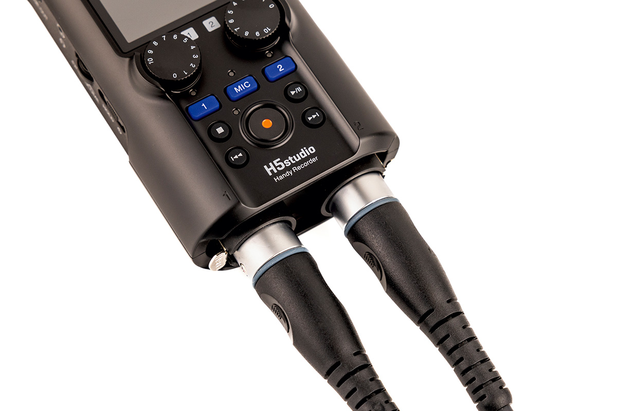 ch1/2はマイク・カプセル用、ch3およびch4は本体底面にあるXLR／フォーン・コンボ端子に対応する。録音時は各入力チャンネルに加え、すべてをミックスしたステレオ・ファイルも同時に記録することが可能だ
