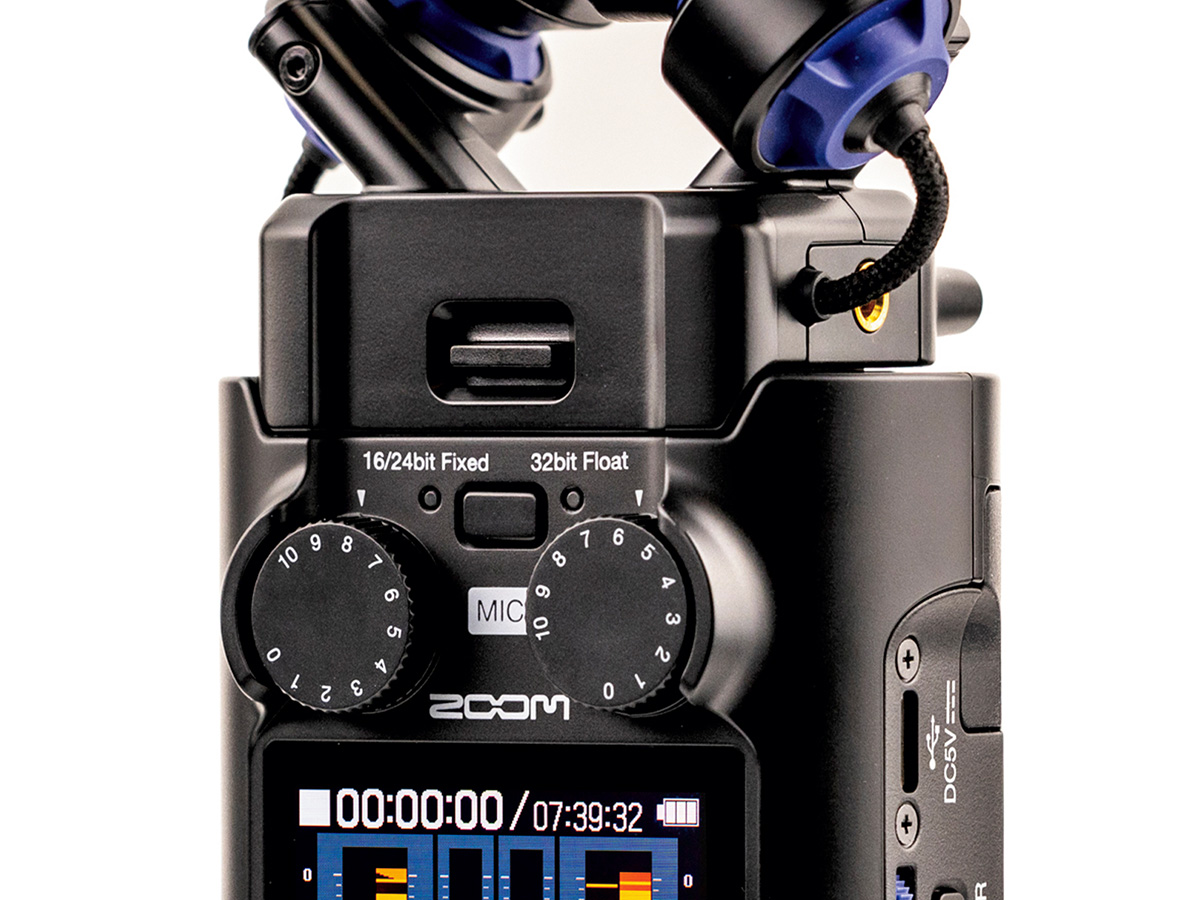 essentialシリーズでは32ビット・フロートとデュアルADによる録音ワークフローのシンプルさを生かすため、ゲイン・ノブが排除された。H5studioでは、“録音時にレベルを決め込む”“納品形態に合わせて16/24ビットで録る”などのシチュエーションを考慮してゲイン・ノブを搭載している