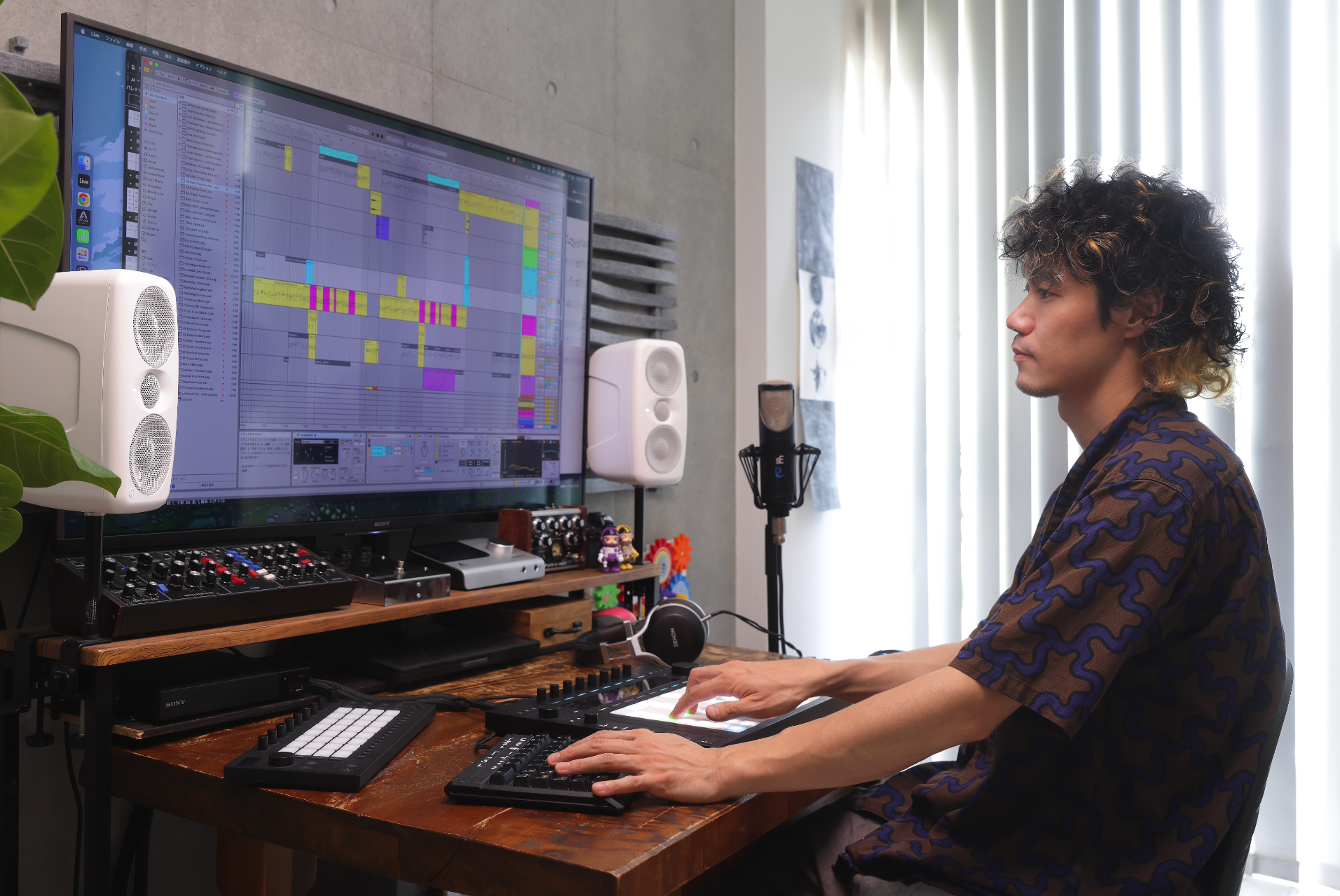 角田隆太：ボーカルを務める吉田沙良とのユニット＝モノンクルのベースで、作編曲も手掛ける。ジャズを基調にした高い演奏力と、ジャンルを横断するポップセンスで高い注目を集めている。2025年11月12日には、5thアルバム『僕ら行き止まりで笑いあいたい』を配信リリース