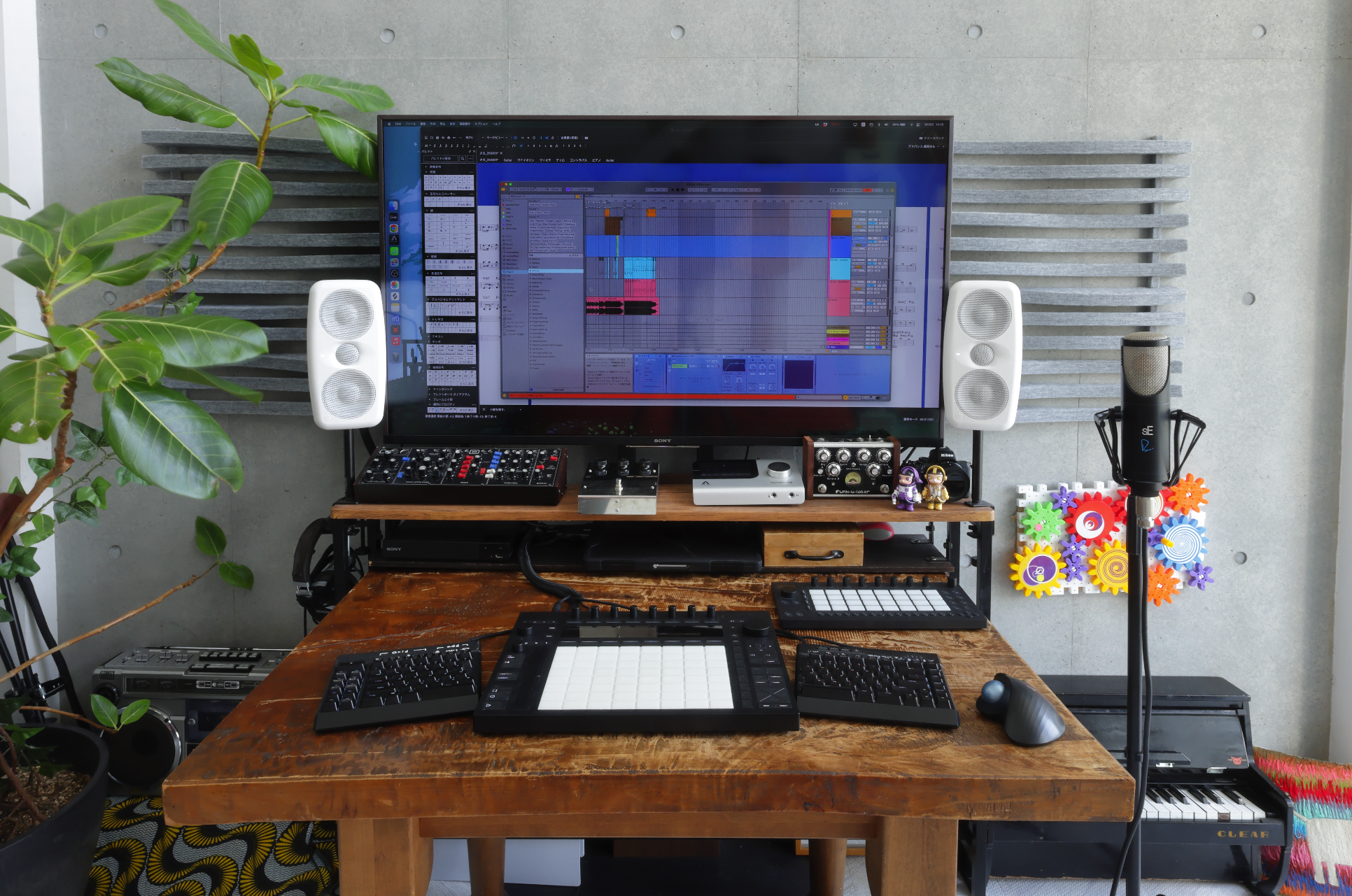 作業デスク正面。アンティーク調の木製机は、角田の父親が作成したものだそう。Ableton Push 3を中心に制作するため、PCのキーボードが邪魔にならないようスプリット・キーボードを導入し、デスク周りの動線を最適化しているとのこと。