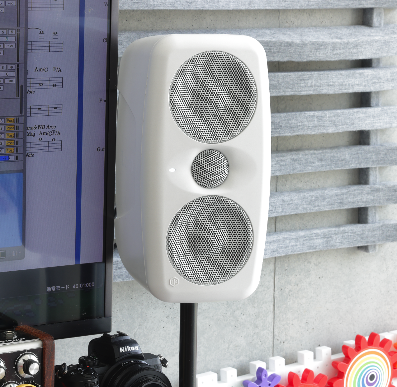 モニタースピーカーには、IK Multimedia iLoud MTM MKIIを導入。角田は「初代からの進化は著しく、定位の明瞭さが格段に上がりました。ARC測定マイクによるキャリブレーション機能も素晴らしいですね。PC上で細かく調整できるので、好みのバランスに追い込めます」と話している