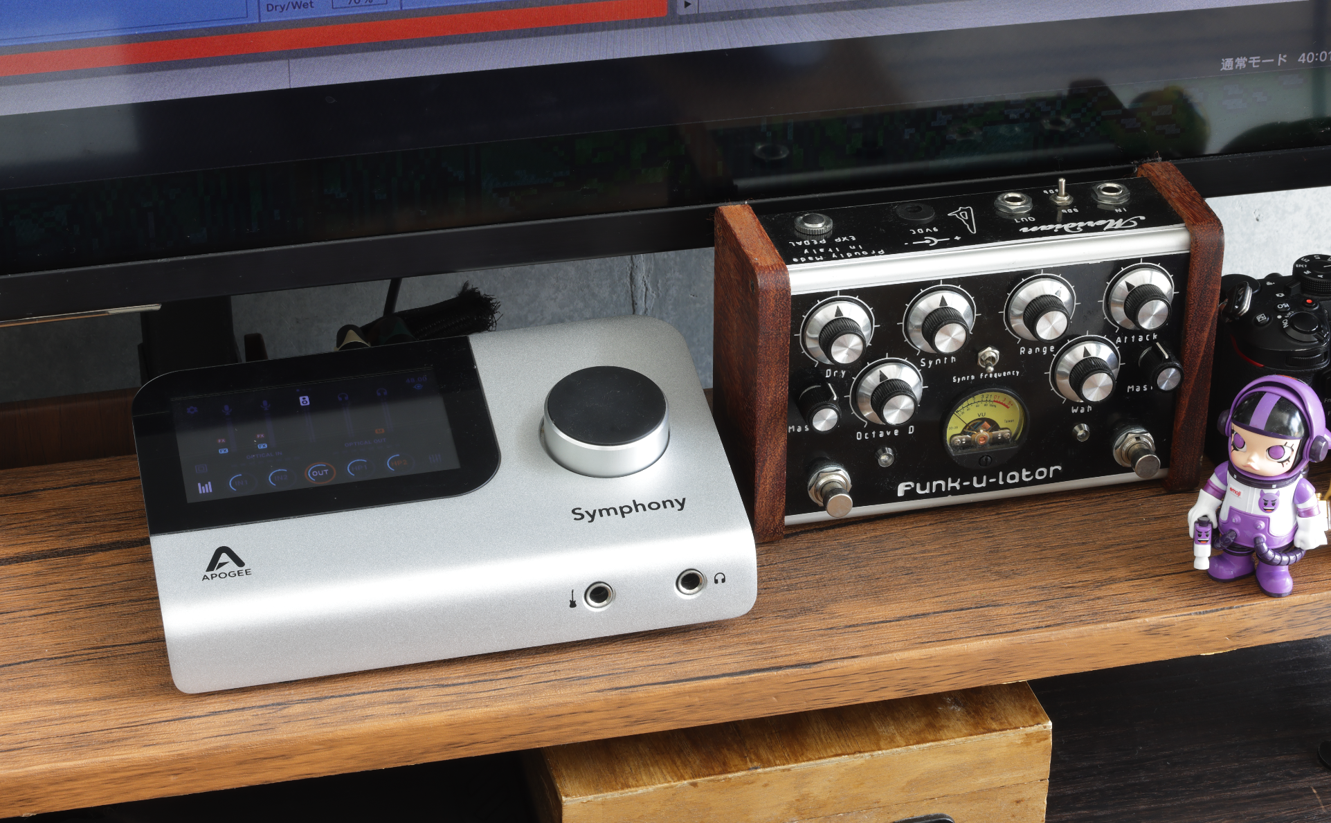 左から、オーディオインターフェースのApogee Symphony Desktop 、Meridianによるアナログ・ベースシンセ＆フィルターペダルFunk-u-lator