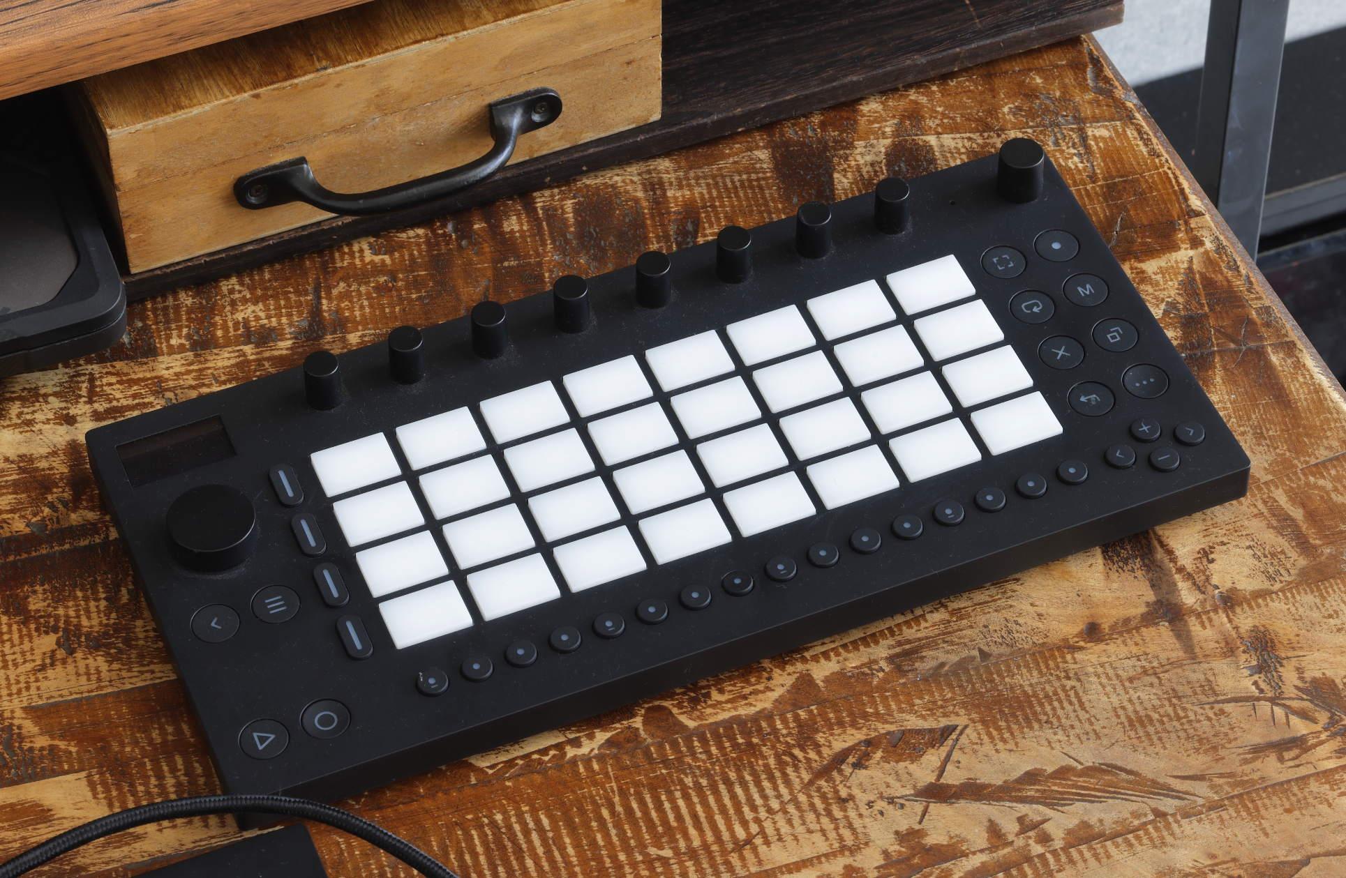 Ableton MoveはAbleton Liveのワークフローやインターフェースと高い親和性を持つコンパクトなスタンドアローン型音楽制作ツール。角田は「空き時間に制作する際に活用しています。本体にスピーカーを内蔵しており、Apple MacBook Proを持たずに作業できるので非常に便利です」とのこと