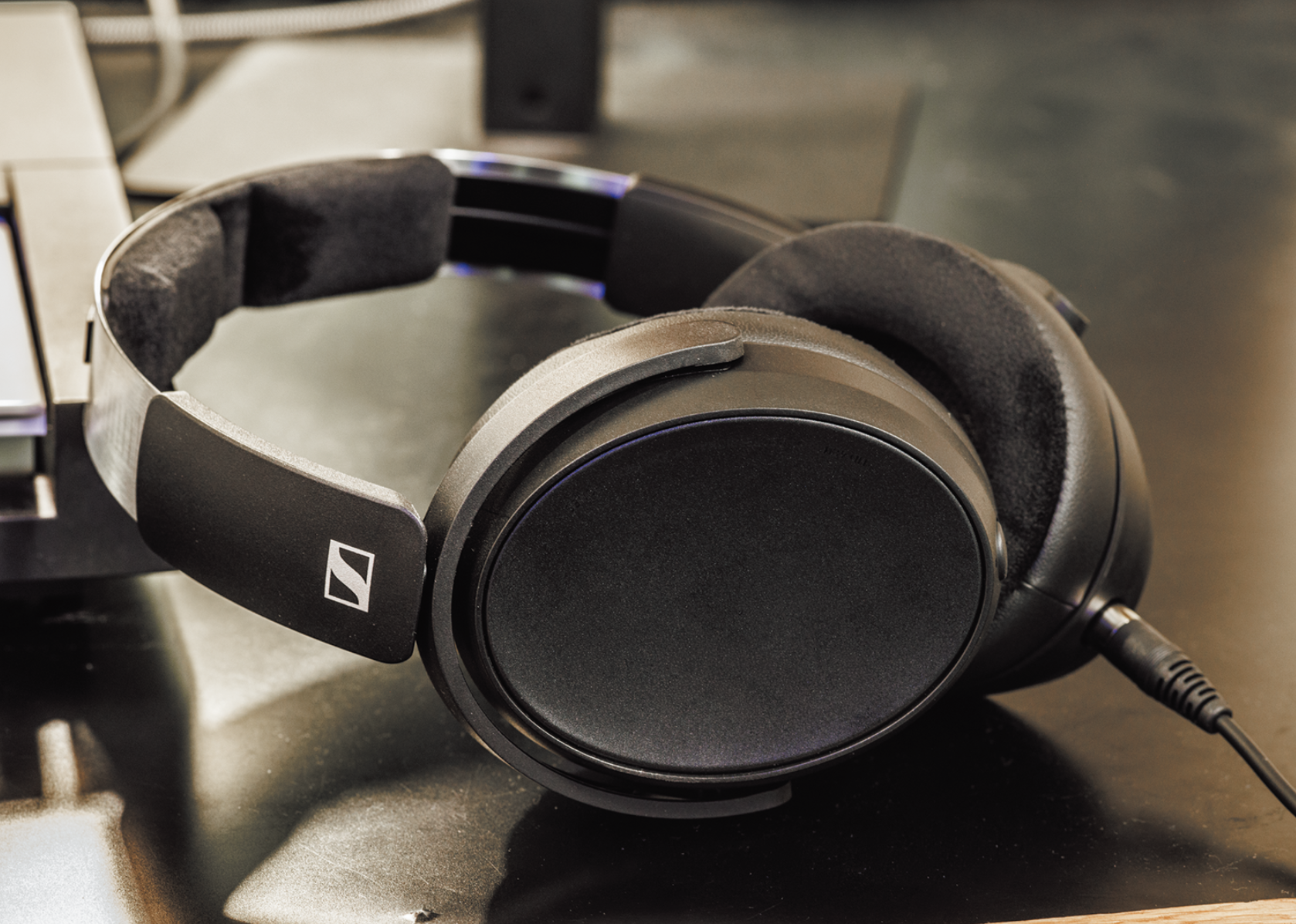 密閉型でこの空間表現？ SENNHEISER HD 480 PRO × MONJOE 〜最前線の