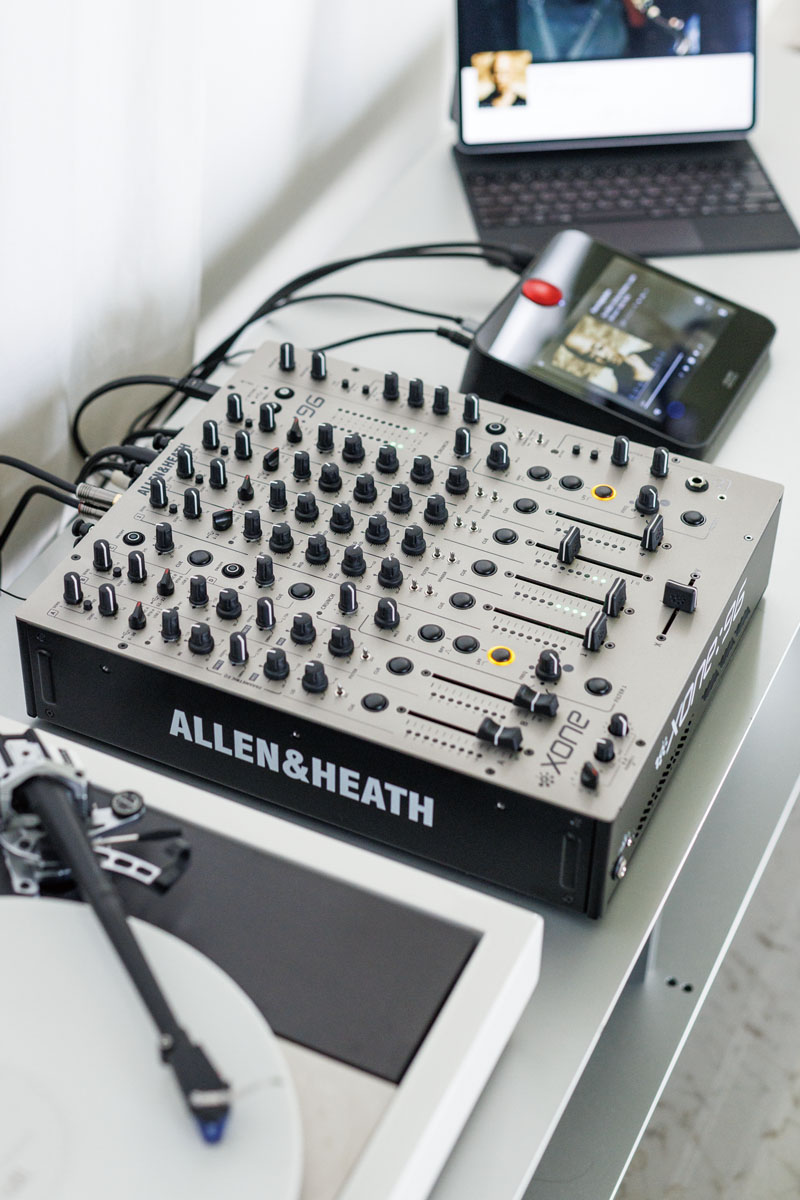ALLEN & HEATHのDJミキサーXONE:96を、オーディオ評論家・土方久明が