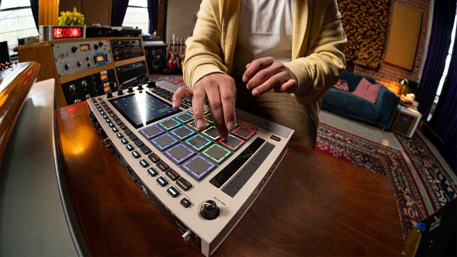 MPC Live III Retroの正体とは 〜AKAI Professionalがフラッグシップ機 