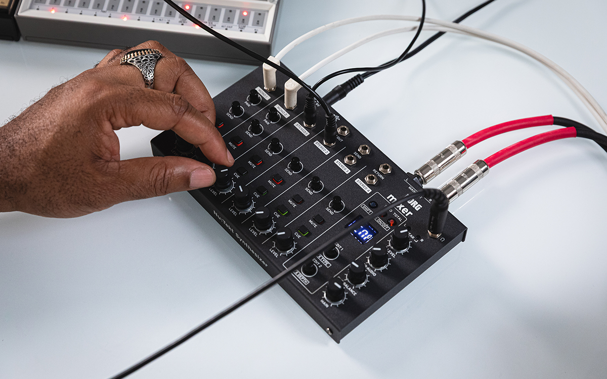 モジュラーも直結可能！KORGの組立式ミキサー「NTS-4 mixer kit」発売