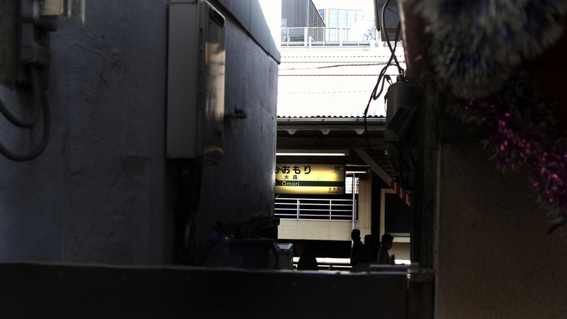 山王小路飲食店街 僕は夜のスカートに首をしめられ塩っ辛い涙流してる 山王小路飲食店街 僕は夜のスカートに首をしめられ塩っ辛い涙流してる
