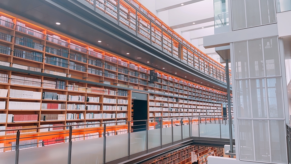 多賀城市図書館の内部。図書館スペースと商業スペースを区切る壁があり、商業スペース側にも本が陳列されている。