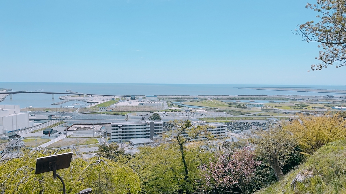 手前には門脇東復興公営住宅、その奥には南浜復興祈念公園と太平洋が広がっている。