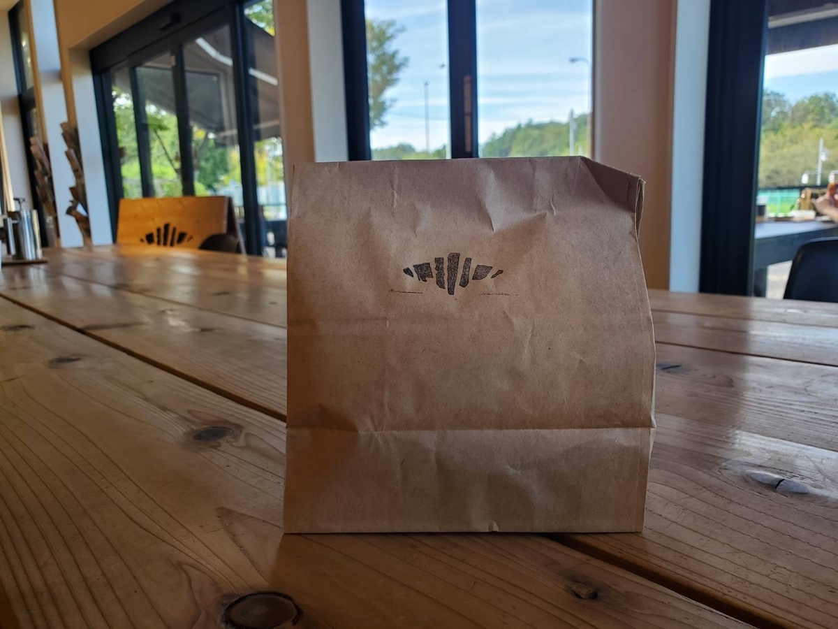 テイクアウト出来る紙袋 子連れカフェ　ゼブラコーヒー ZEBRA Coffee & Croissant 稲城中央公園店