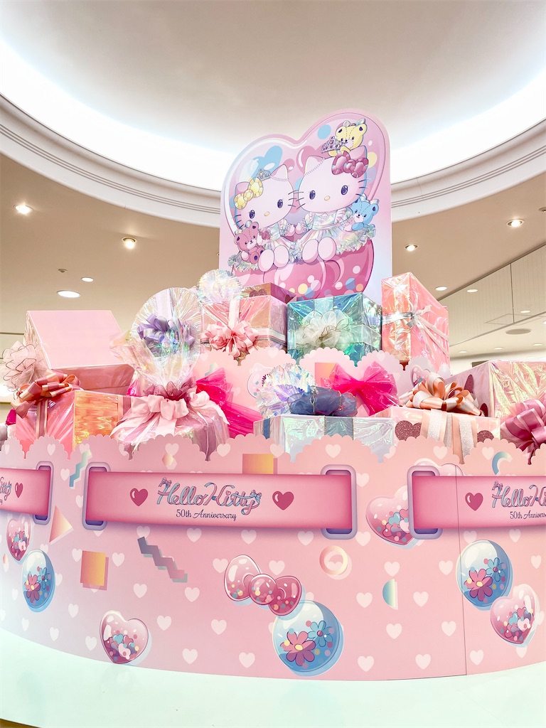ピューロランド エントランスショップ ハローキティ50周年装飾