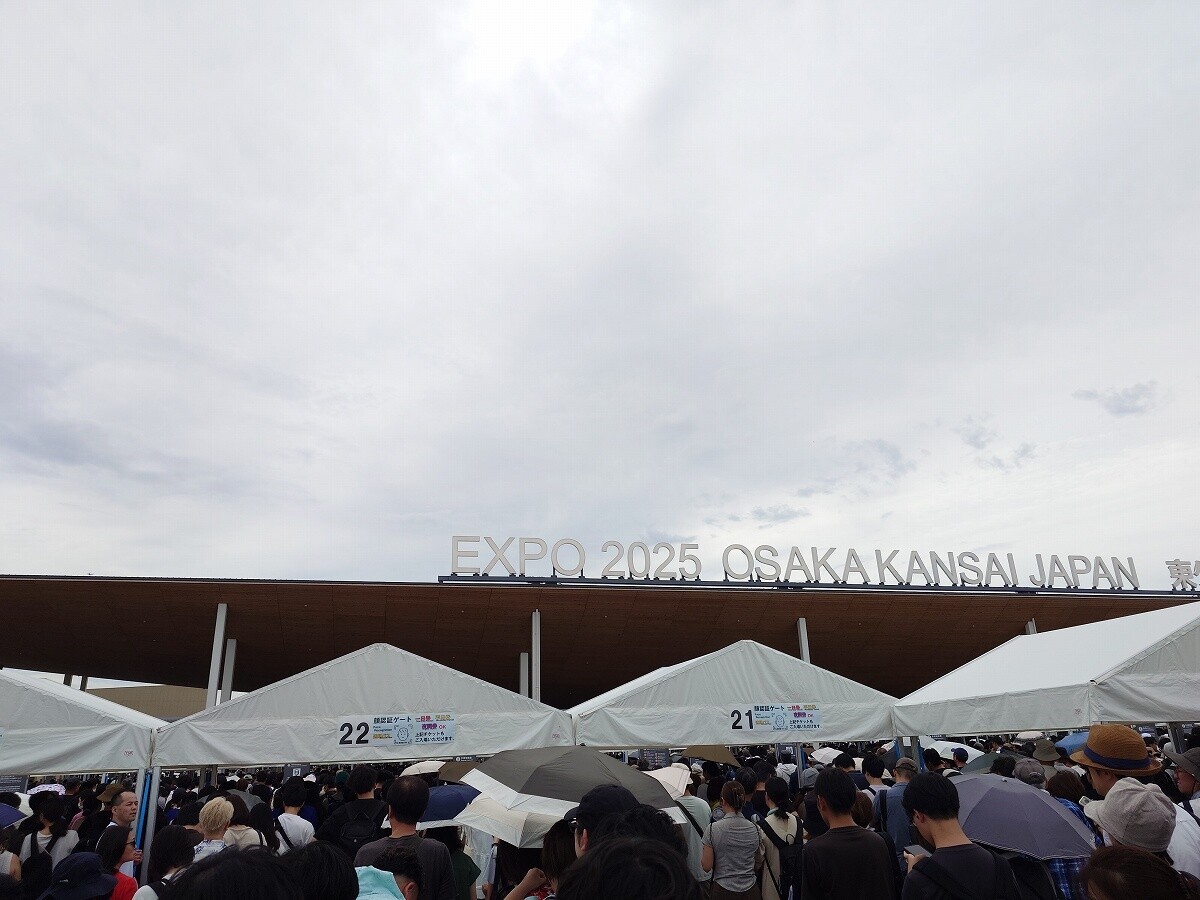 入るだけで大変な一般来場者数21.8万人土曜昼からの大阪関西万博17回目