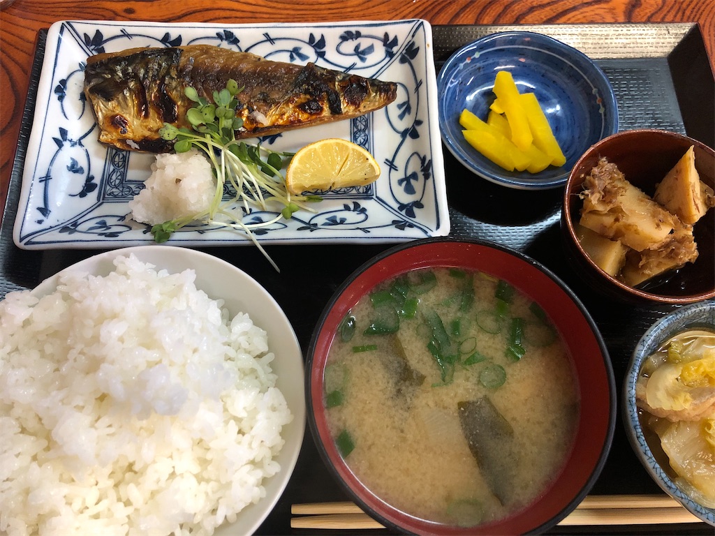大阪でお昼に食べたサバの塩焼き定食の優しい味 Small Things