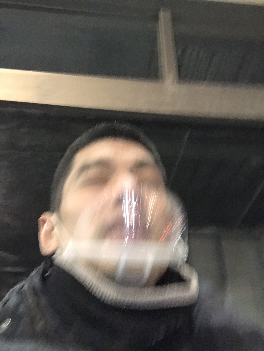 大学生カップルとの最高の出会いが会った後、2時間一人にも観てもらえず、自撮りさえうまくいかない路上役者、の写真