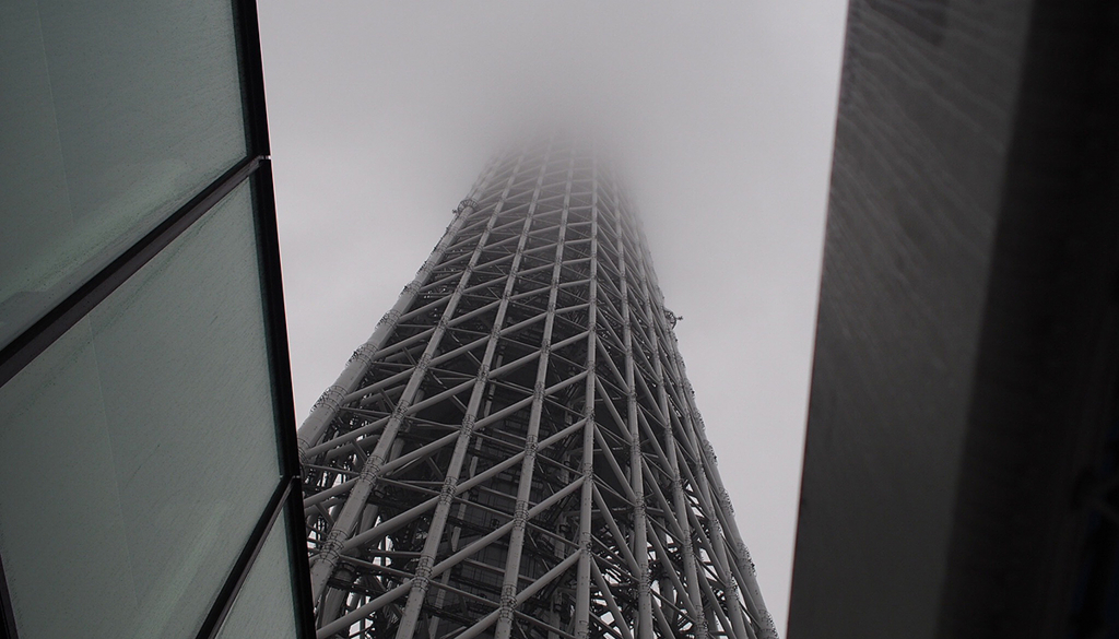 雨でてっぺんが見えない昼のスカイツリー