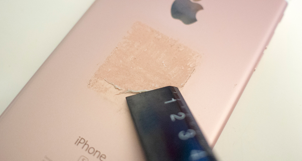 剥がしきれずスマホの裏面にノリが残っている様子