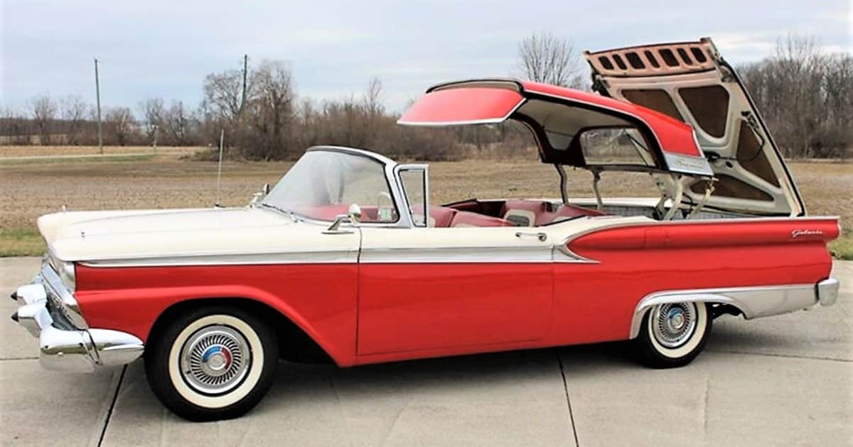 フォード・スカイライナー 1959年 リトラクタブル動作中