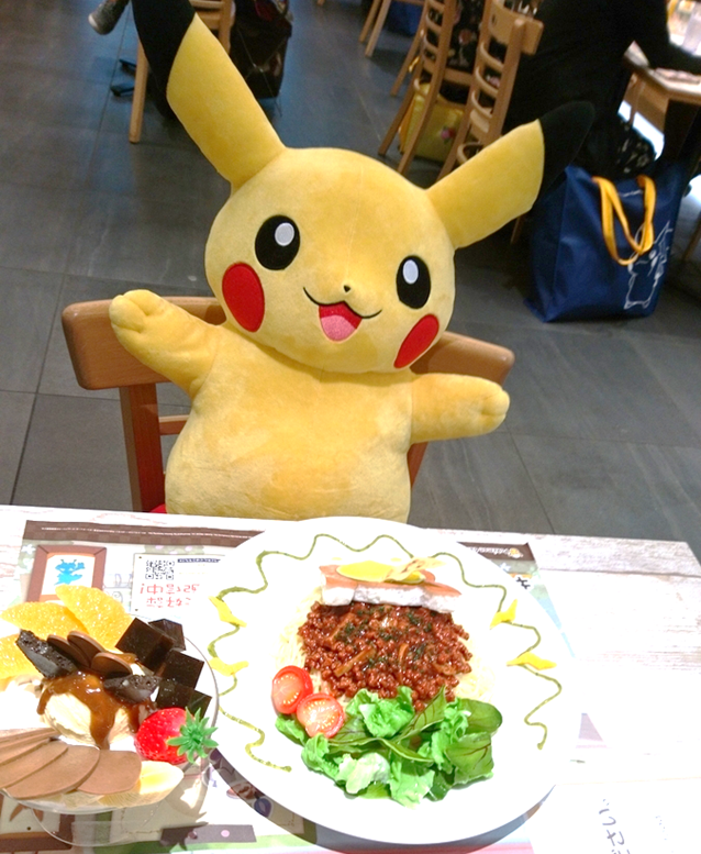 画像　ワンパチのポロネーゼに喜ぶピカチュウ