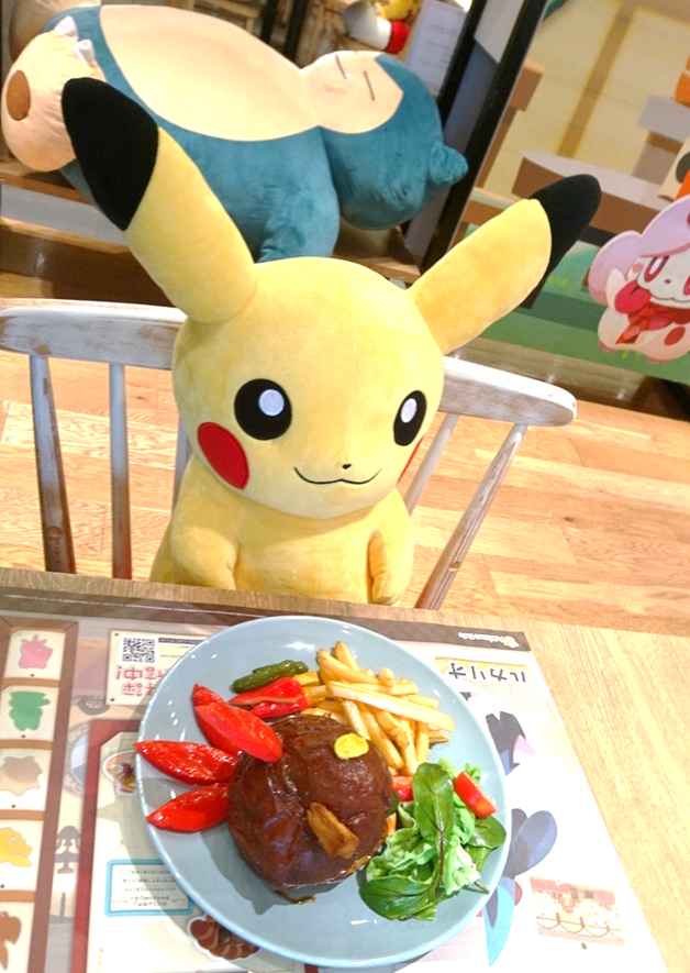 画像　ニューラの色どりピクルスバーガーに微笑むピカチュウ