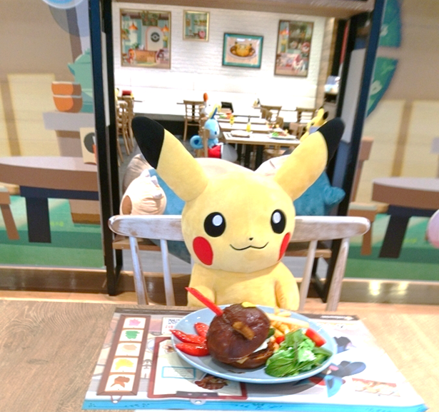 画像　店内を見渡すピカチュウ