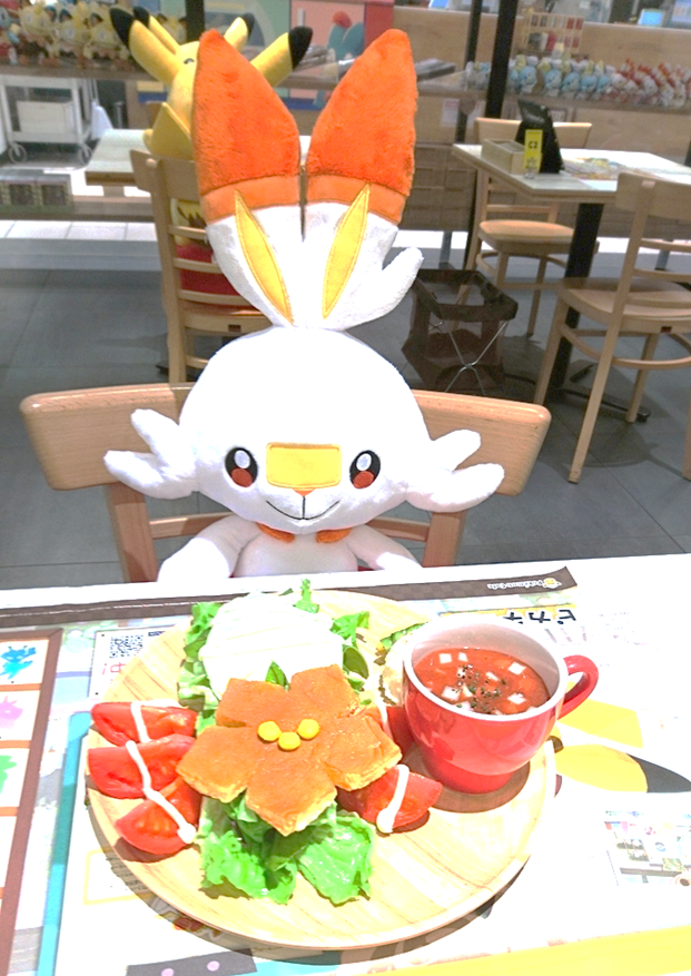 画像　ヒメンカのサラダプレートを食べるヒバニー