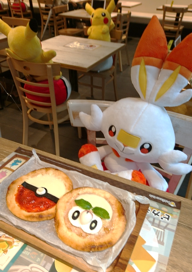 画像　ピザを注文したヒバニー　後ろで談笑するピカチュウたち