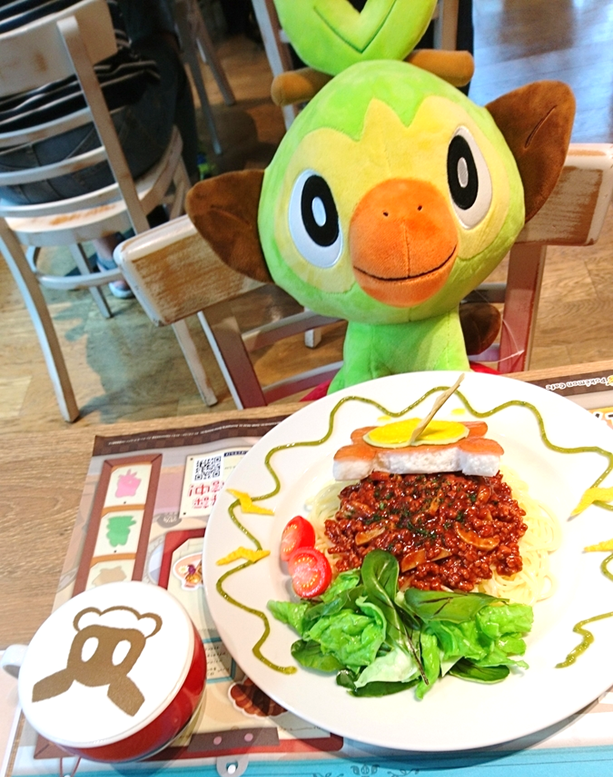 画像　「ポケモンラテ」と「ワンパチのかくれんぼポロネーゼ」を注文して嬉しそうなサルノリ