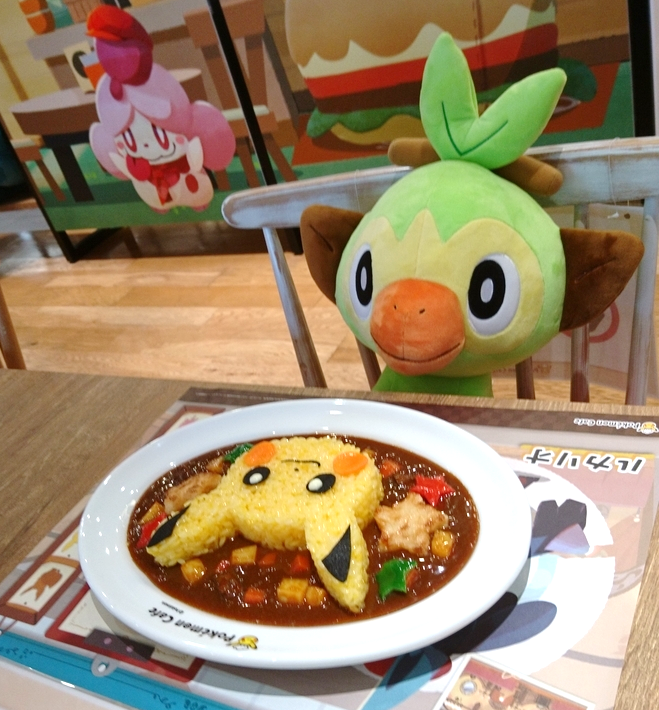 画像　「ピリピリ！ピカチュウカレー」と見つめ合うサルノリ