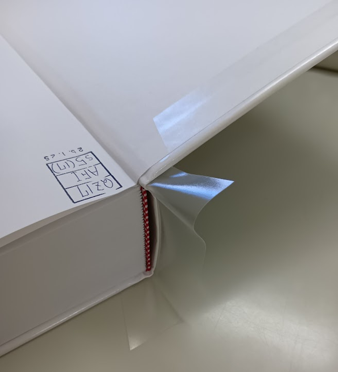 切り落としていいブッカーです 画像 背表紙の上下にブッカーが残っています