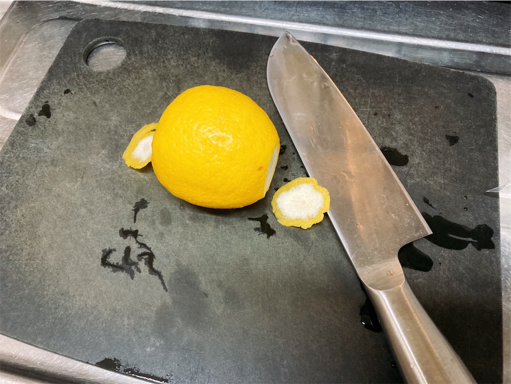 お洒落なレモン水の作り方 お皿の上のモダンアート