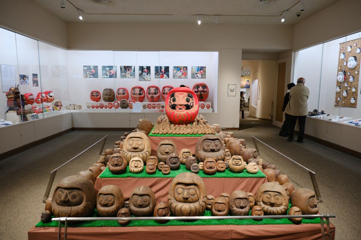 小泉八雲と藤枝だるま：蓮華寺池公園の梅も満喫 - ロリスのたまご