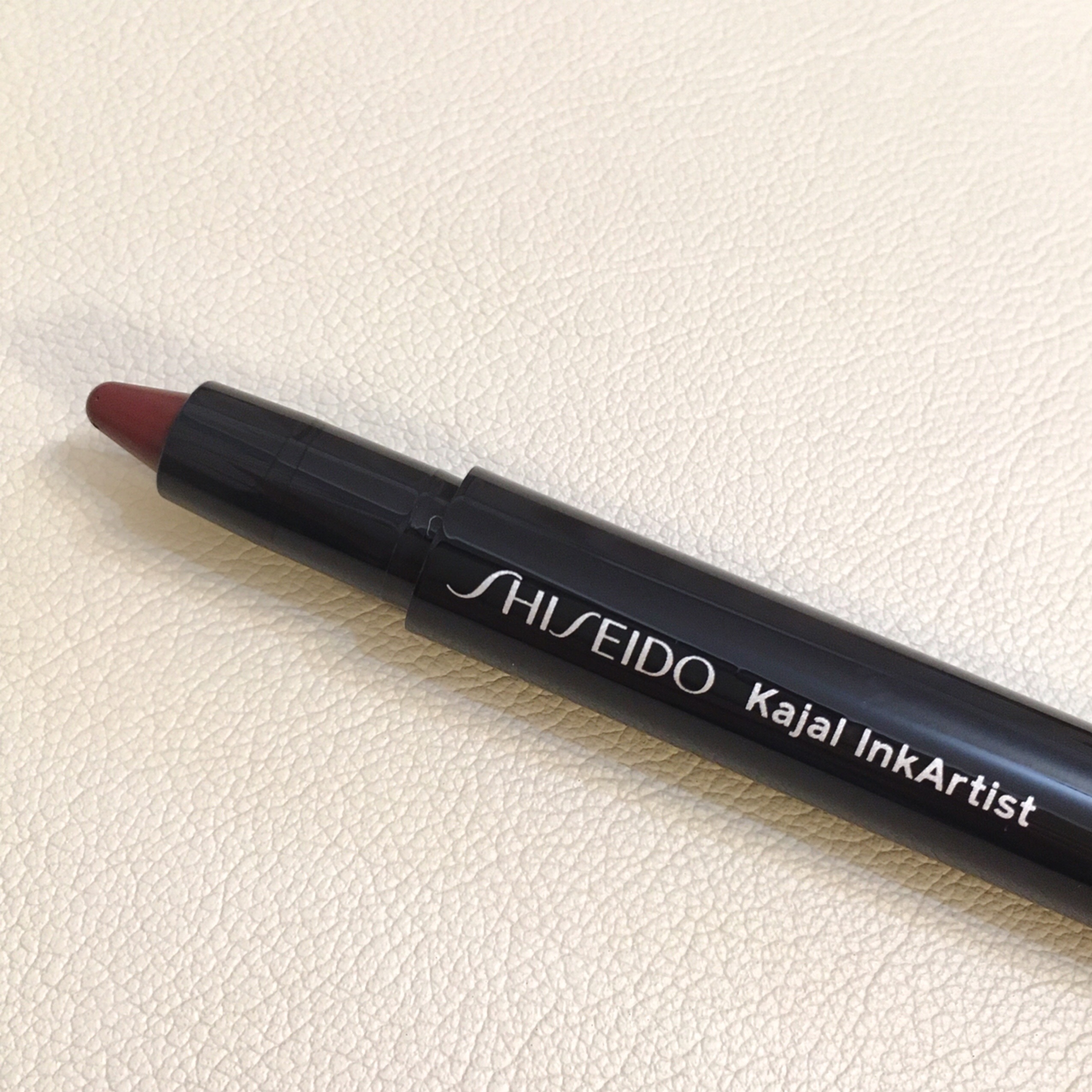 SHISEIDO カジャルインクアーティスト 04（Azuki Red） - ポワゾン