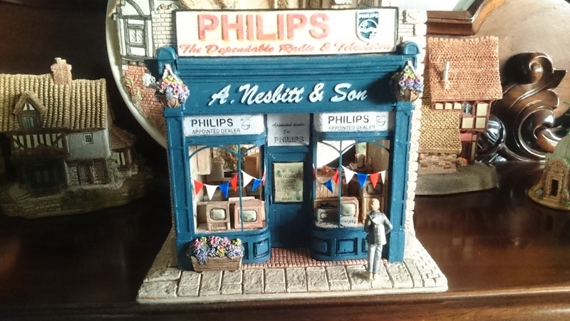 Lilliput Lane OUR FIRST TELLY 1998 L2201 - ミニチュアハウス