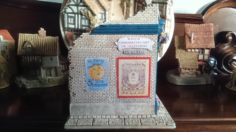 Lilliput Lane OUR FIRST TELLY 1998 L2201 - ミニチュアハウス