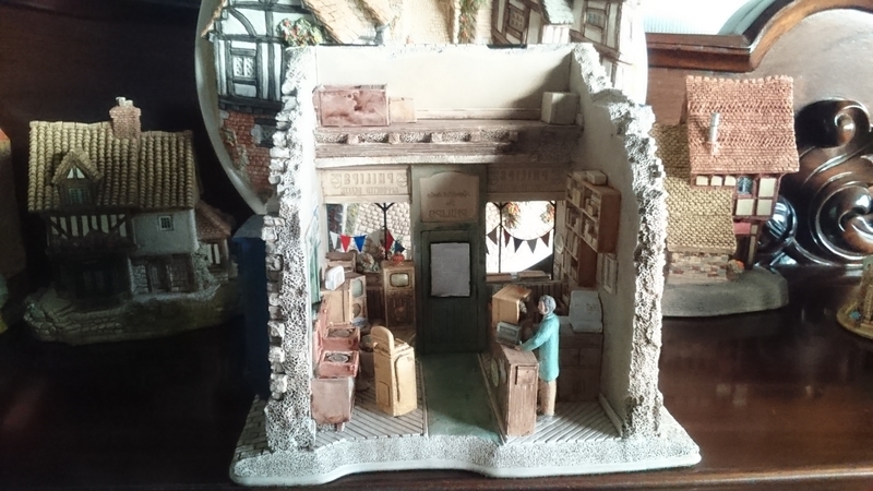 Lilliput Lane OUR FIRST TELLY 1998 L2201 - ミニチュアハウス
