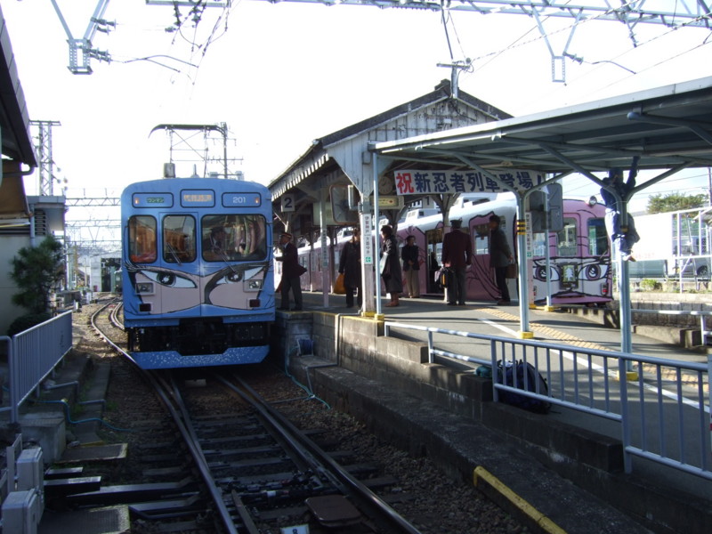 伊賀鉄道　新（左）・旧（右）忍者列車