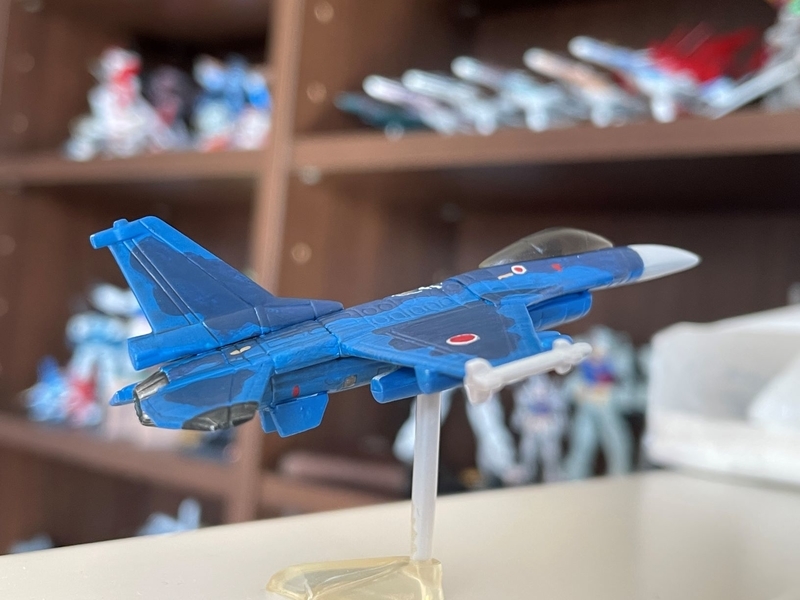 チョコエッグのF-2戦闘機筆塗り、とりあえず完成。 - Think Like Talking.